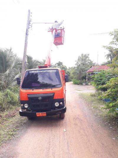 กองช่างลงพื้นที่ซ่อมไฟฟ้าสาธารณะในหมู่บ้านฯ