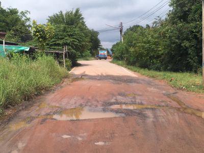 กองช่างลงพื้นที่ตรวจสอบถนนชำรุด