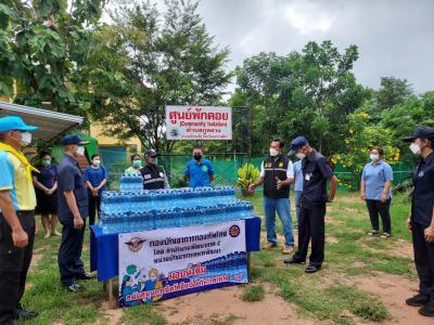 กองบัญชาการกองทัพไทย สำนักงานพัฒนาภาค 5 มอบน้ำดื่มให้กับ อบต.ภูหลวง เพื่อใช้ในศูนย์พักคอยฯ