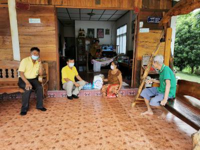 มอบถุงยังชีพให้แก่ผู้กักตัวฯ