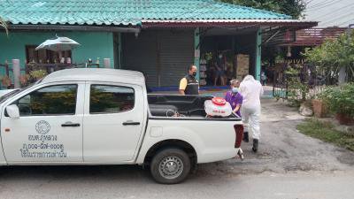 พ่นยาฆ่าเชื้อที่ร้านค้าบ้านโนนแดง หมู่ 1