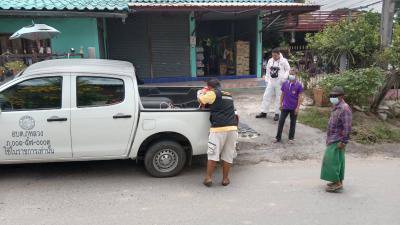 พ่นยาฆ่าเชื้อที่ร้านค้าบ้านโนนแดง หมู่ 1