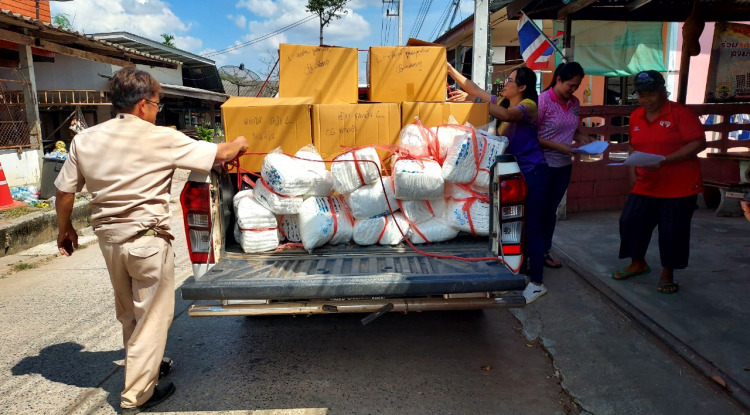 มอบผ้าอ้อมสำเร็จรูปให้แก่ผู้ป่วยติดเตียง ผู้พิการในเขตพื้นที่ตำบลภูหลวง