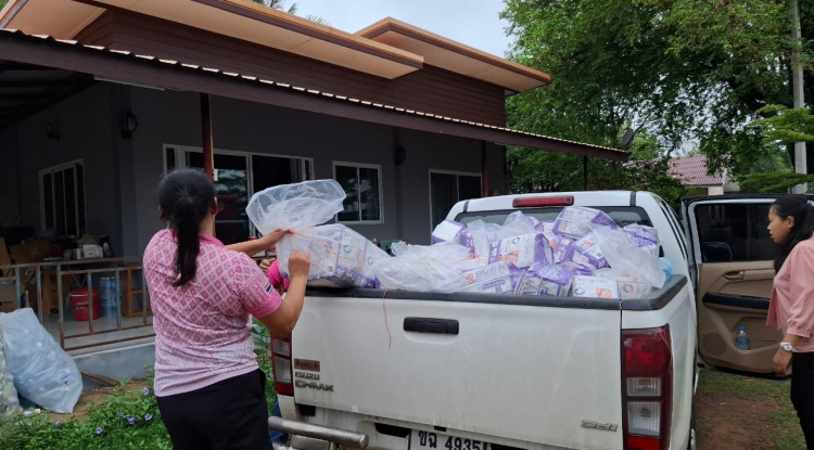 มอบผ้าอ้อมสำเร็จรูปให้แก่ผู้ป่วยติดเตียง ในความดูแลของศูนย์ส่งเสริมฟื้นฟูและพัฒนาคุณภาพผู้สูงอายุ และผู้พิการตำบลภูหลวง