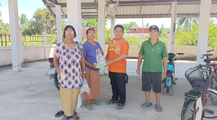 มอบแว่นตาให้ผู้สูงอายุตามโครงการคัดกรองความผิดปกติทางสายตาฯ