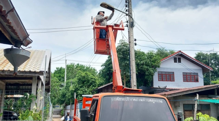 กองช่างลงพื้นที่ตำบลภูหลวงซ่อมไฟแสงสว่างทางสาธารณะฯ