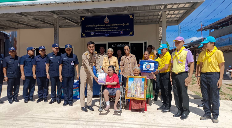 มอบบ้านให้ผู้พิการบ้านปอแดง หมู่ 4 ตำบลภูหลวง  อำเภอปักธงชัยฯ