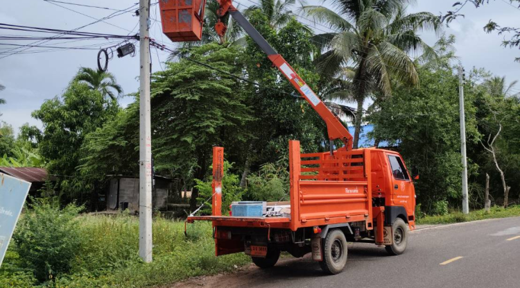 กองช่าง ลงพื้นที่หมู่บ้านในเขตตำบลภูหลวงซ่อมแซมไฟฟ้าสาธารณะ