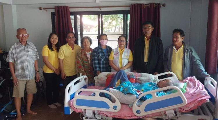 มอบเตียงนอนไฟฟ้า พร้อมที่นอนลมแก่ผู้ป่วยติดเตียงในตำบลภูหลวง 5 ราย