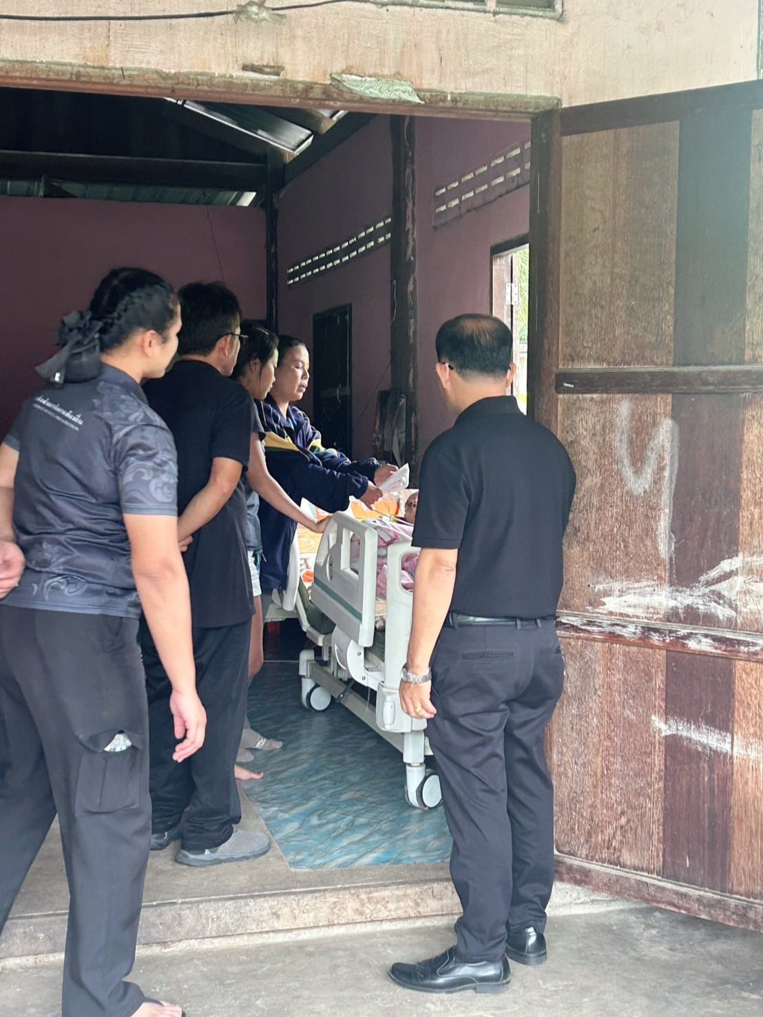 มอบเตียงนอนแบบไฟฟ้าให้แก่ผู้ป่วยติดเตียงที่เข้าร่วมโครงการ LTC