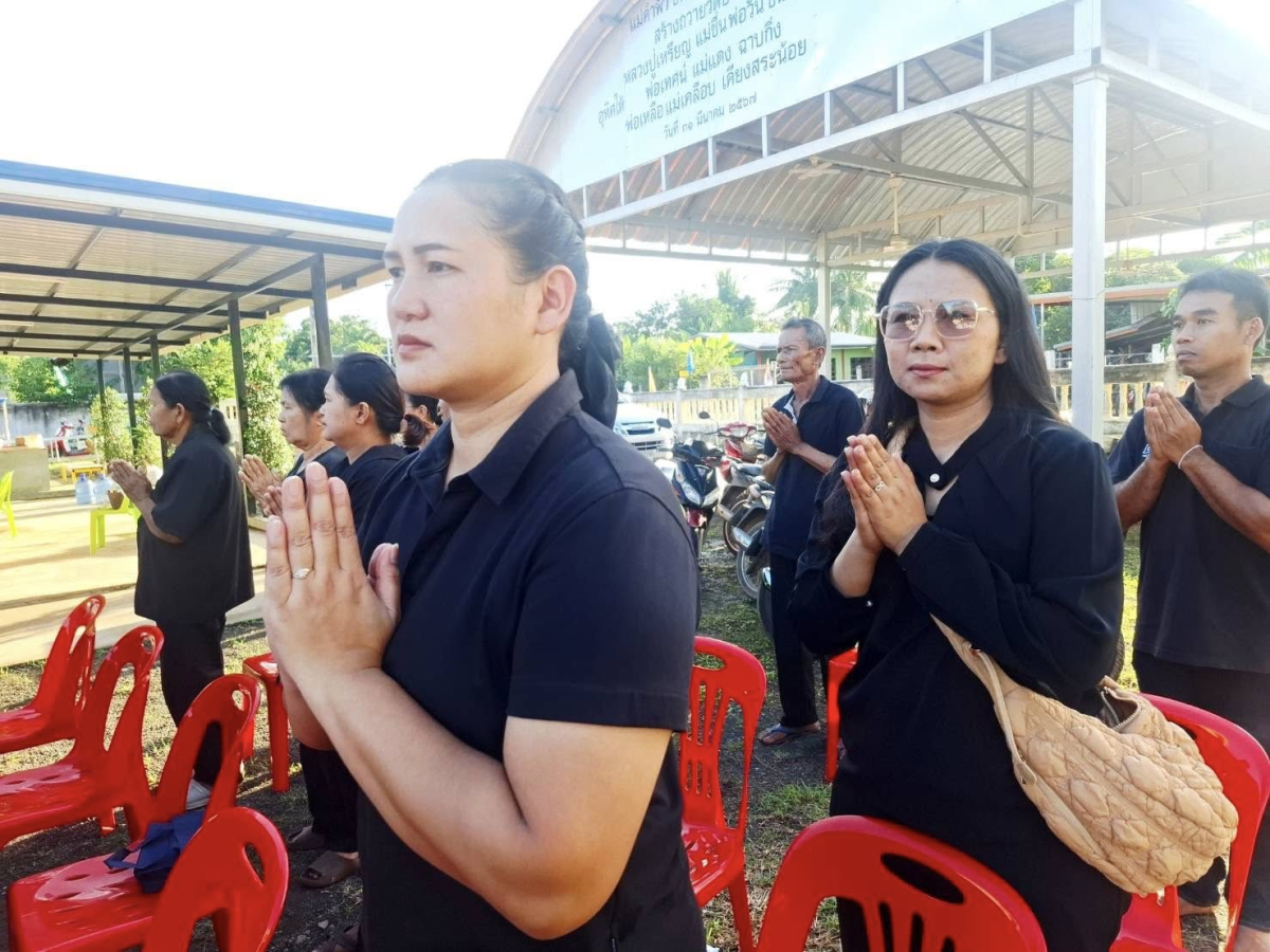 ร่วมพิธีบำเพ็ญกุศลสวดพระอภิธรรม เพื่ออุทิศถวายเป็นพระราชกุศลแด่ สมเด็จพระนางเจ้าสิริกิติ์ พระบรมราชินีนาถ พระบรมราชชนนีพันปีหลวง 