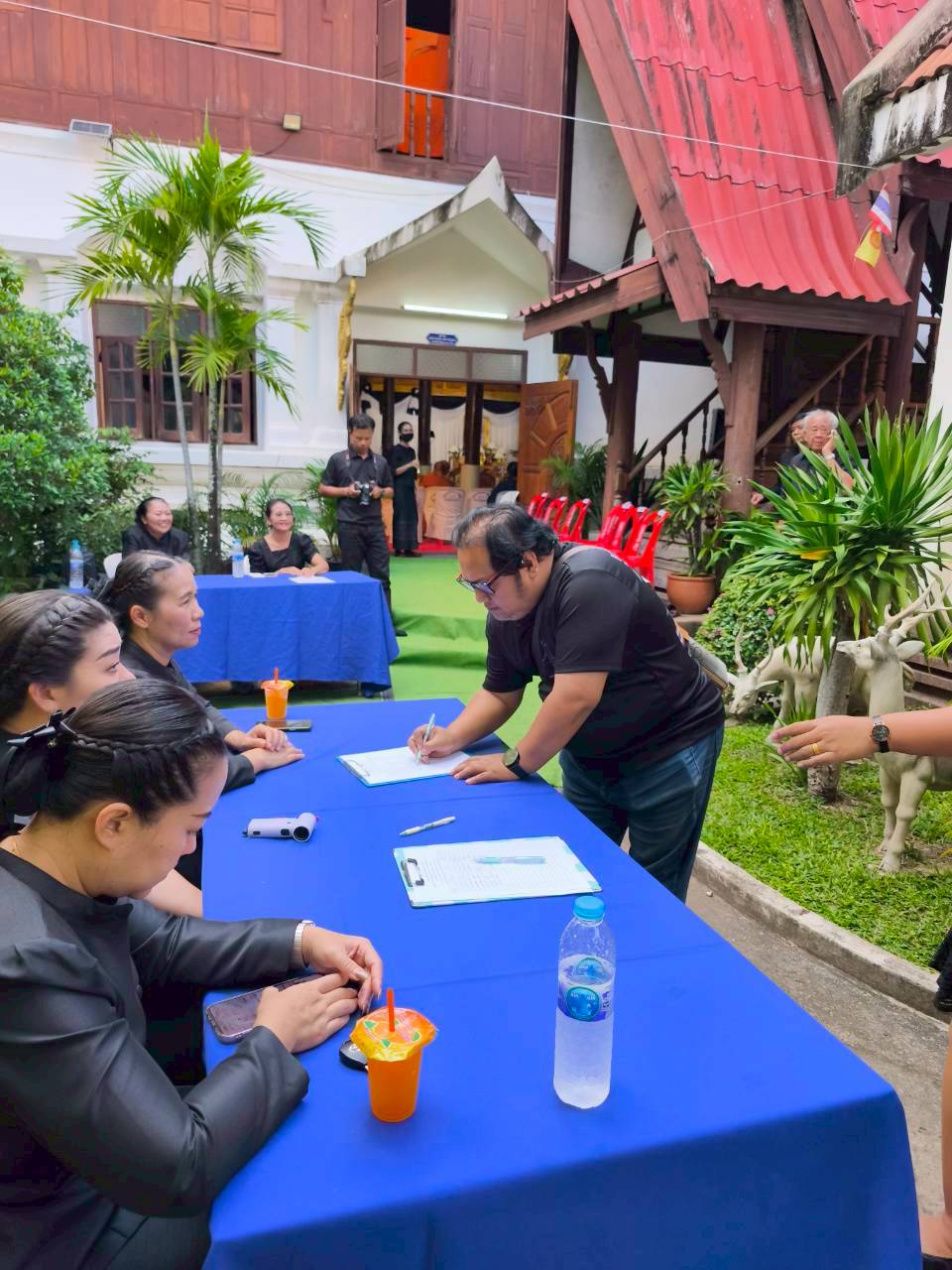 ร่วมพิธีบำเพ็ญกุศลสวดพระอภิธรรม เพื่ออุทิศถวายเป็นพระราชกุศลแด่ สมเด็จพระนางเจ้าสิริกิติ์ พระบรมราชินีนาถ พระบรมราชชนนีพันปีหลวง
