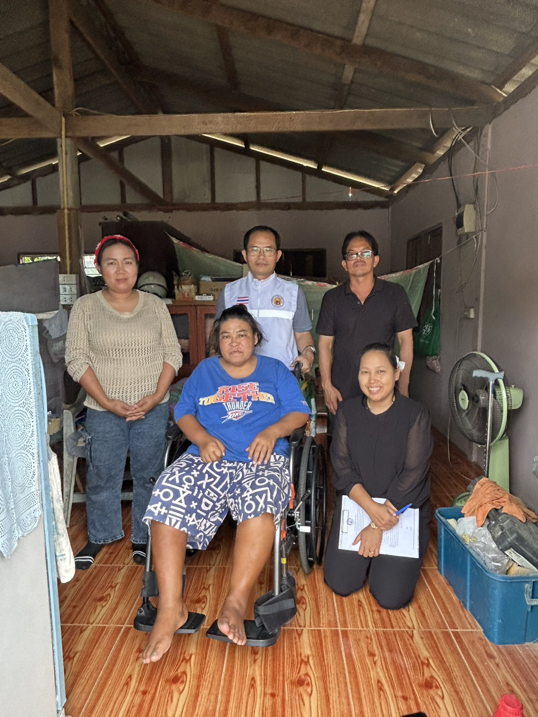 ส่งมอบรถเข็นให้แก่ผู้พิการที่ช่วยเหลือตัวเองไม่ได้