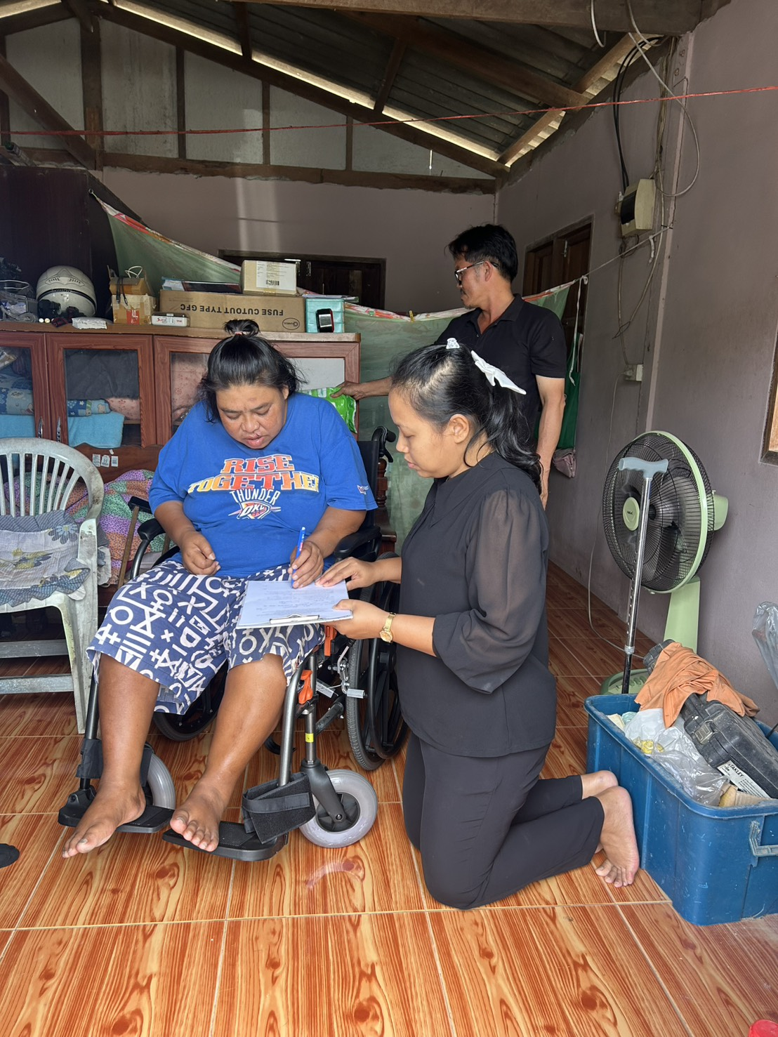 ส่งมอบรถเข็นให้แก่ผู้พิการที่ช่วยเหลือตัวเองไม่ได้