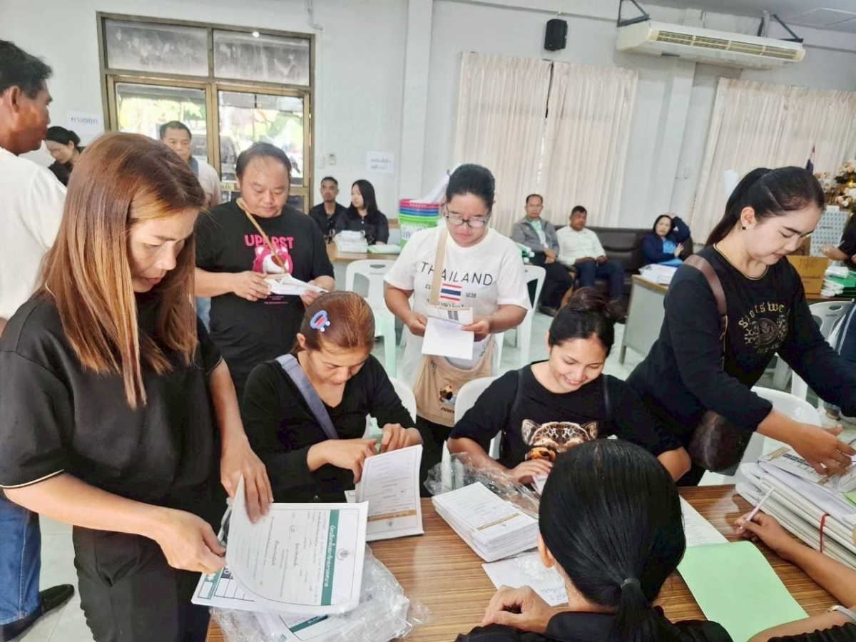 รับมอบหีบบัตรและวัสดุอุปกรณ์ สำหรับการเลือกตั้งสมาชิกสภาเทศบาลตำบลภูหลวง และนายกเทศมนตรีตำบลภูหลวง อำเภอปักธงชัย จังหวัดนครราชสีมา
