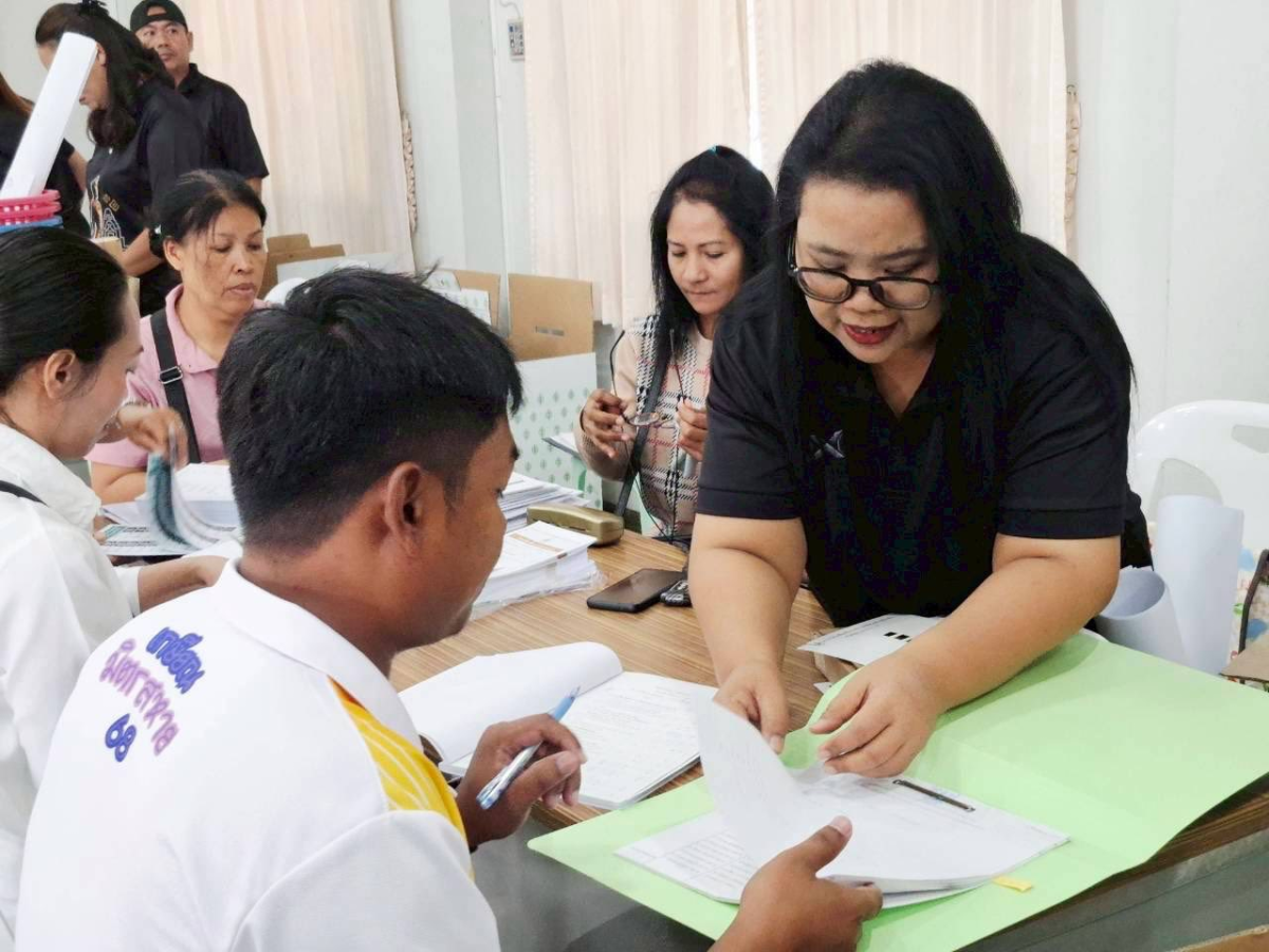 รับมอบหีบบัตรและวัสดุอุปกรณ์ สำหรับการเลือกตั้งสมาชิกสภาเทศบาลตำบลภูหลวง และนายกเทศมนตรีตำบลภูหลวง อำเภอปักธงชัย จังหวัดนครราชสีมา