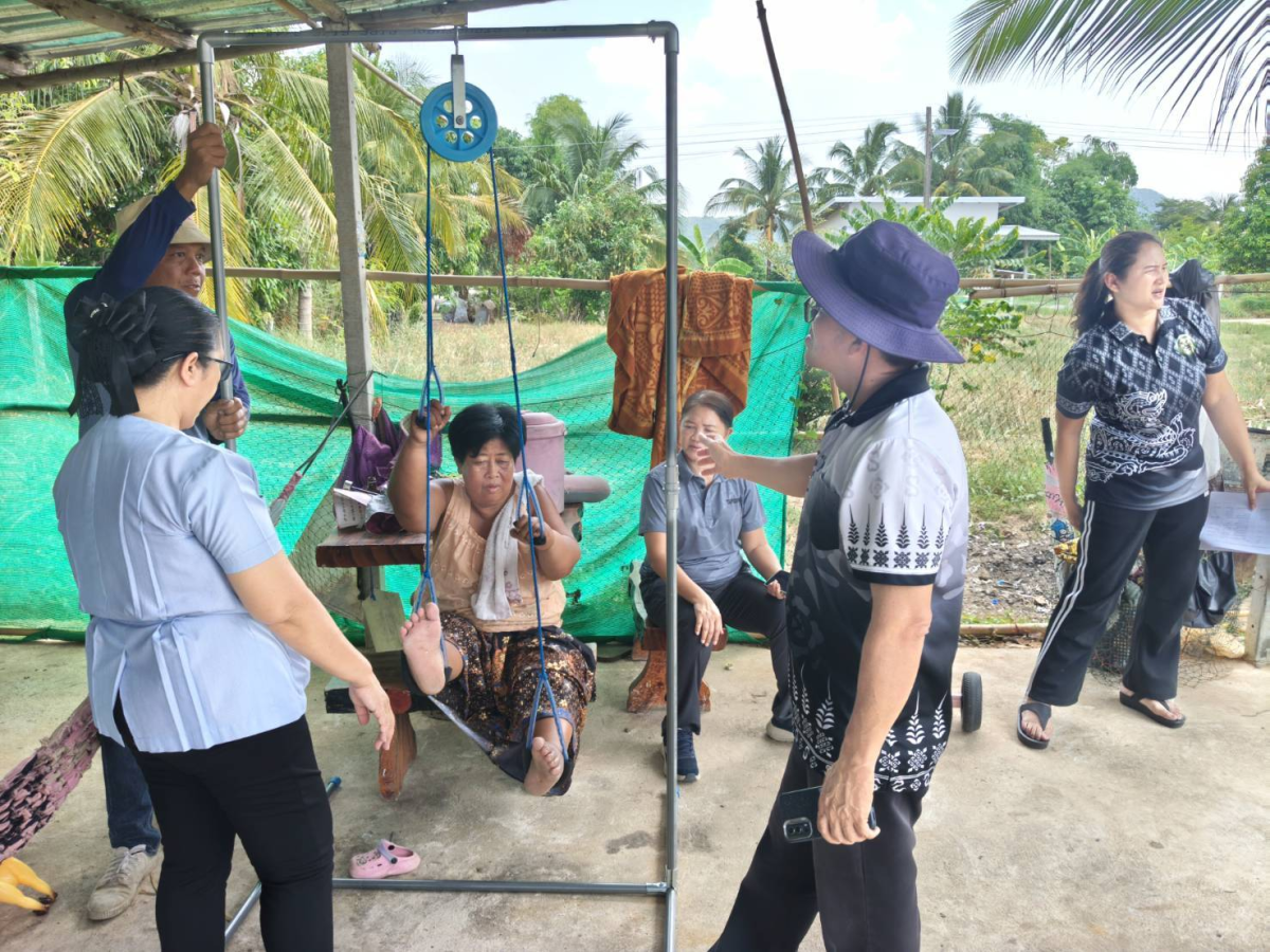 ส่งมอบครุภัณฑ์และวัสดุทางการแพทย์ พร้อมด้วยผ้าอ้อมสำเร็จรูป ให้ กับผู้ป่วยในศูนย์ส่งเสริมและฟื้นฟู คุณภาพชีวิตผู้สูงอายุ ผู้พิการ และผู้ด้อยโอกาสตำบลภูหลวง