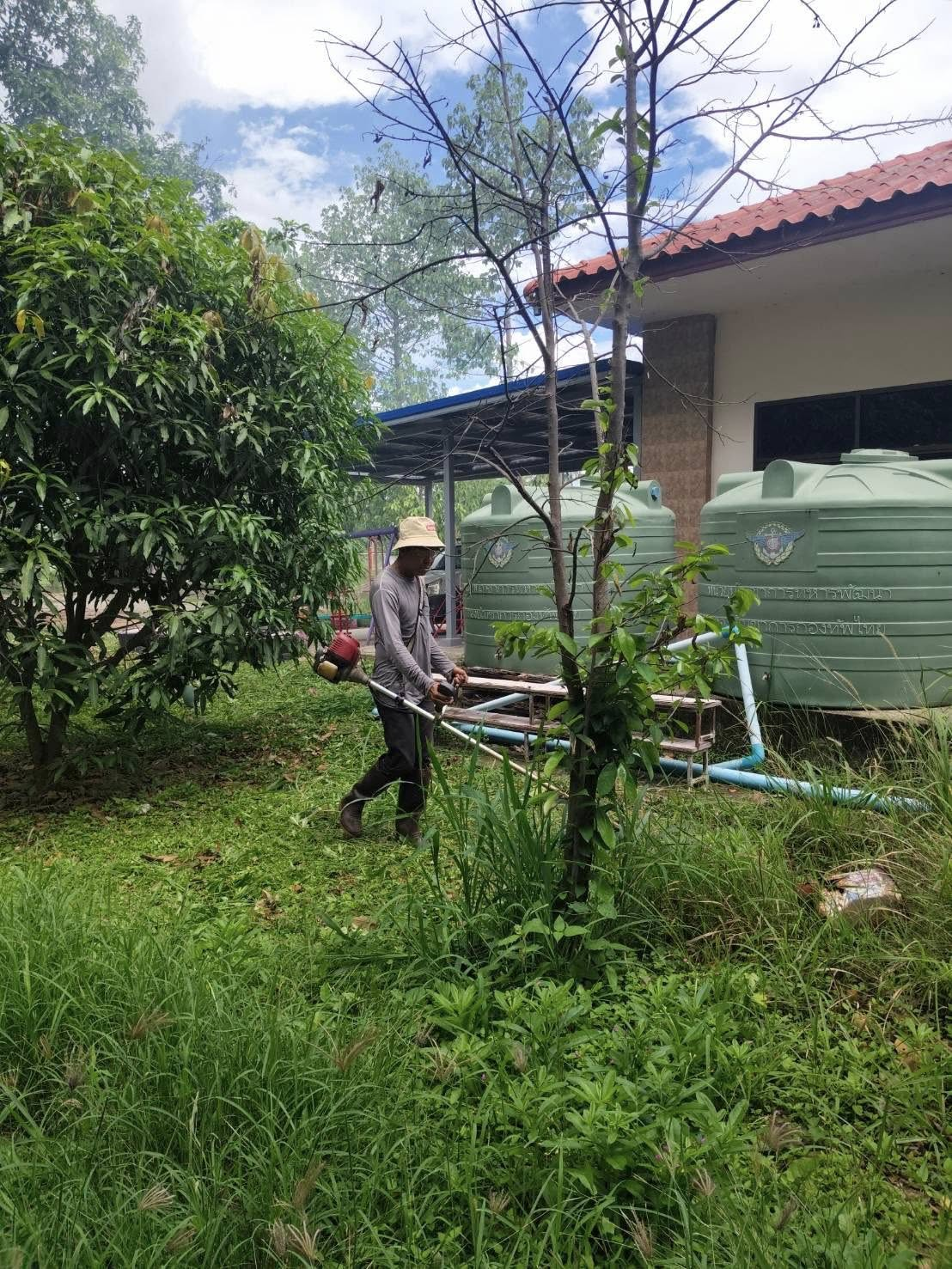 ทำความสะอาดบริเวณสถานที่รอบศูนย์พัฒนาเด็กเล็กโรงเรียนบ้านหนองกกเพื่อเตรียมความพร้อมต้อนรับการเปิดภาคเรียน ปีการศึกษา ๒๕๖๙