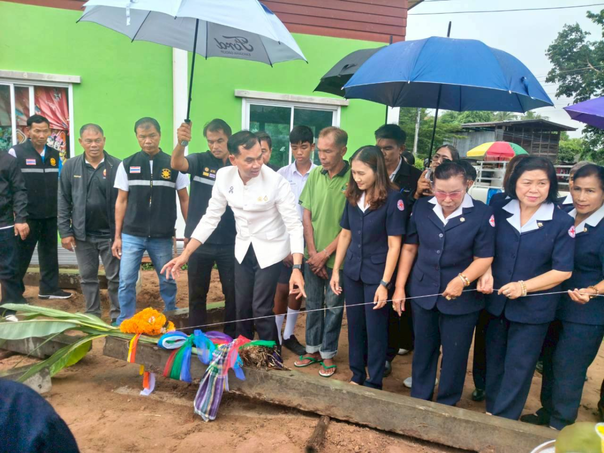พิธีลงเสาเอกสร้างบ้านกองทุนย่าโม โครงการรวมพลังปักธงชัย สานสายใยชุมชน  