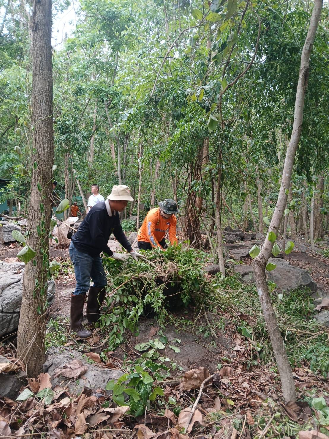 จัดเตรียมสถานที่สำหรับพิธีสรงน้ำสรีระสังขาร และพิธีสลายสรีระสังขารหลวงปู่สมบุญ ปริปุณฺณสีโล (หลวงปู่บุญ)