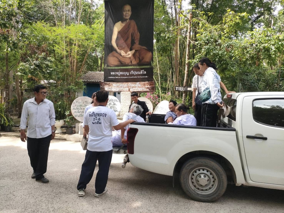 อำนวยความสะดวกในการรับส่ง สำหรับผู้ที่เดินทางมาร่วมสักการะสรีระสังขารหลวงปู่สมบุญ ปริปุณฺณสีโล (หลวงปู่บุญ)