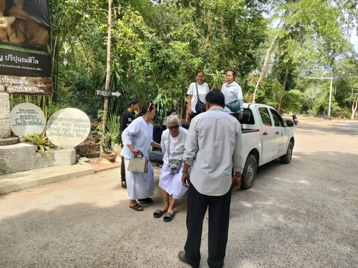 อำนวยความสะดวกในการรับส่ง สำหรับผู้ที่เดินทางมาร่วมสักการะสรีระสังขารหลวงปู่สมบุญ ปริปุณฺณสีโล (หลวงปู่บุญ)