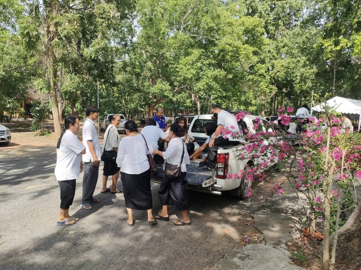 อำนวยความสะดวกในการรับส่ง สำหรับผู้ที่เดินทางมาร่วมสักการะสรีระสังขารหลวงปู่สมบุญ ปริปุณฺณสีโล (หลวงปู่บุญ)