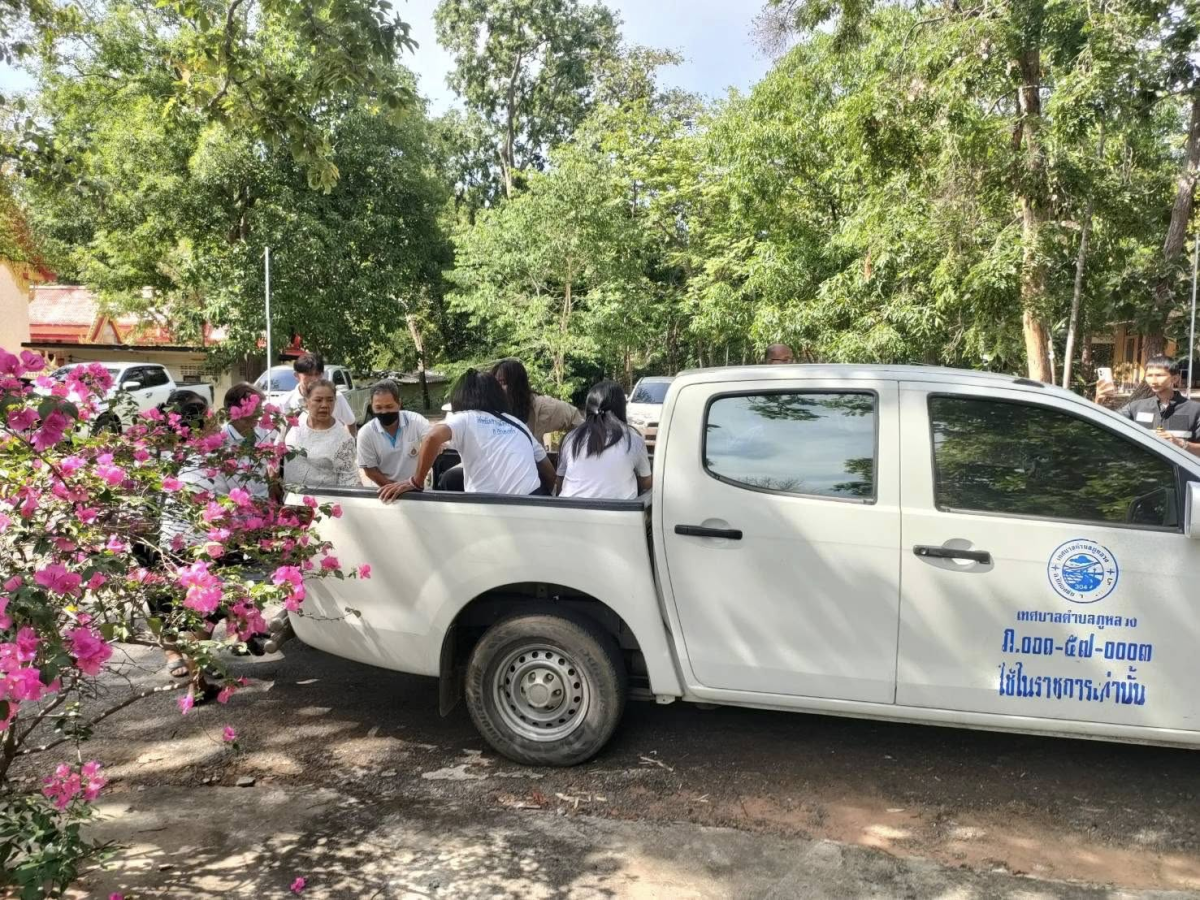 อำนวยความสะดวกในการรับส่ง สำหรับผู้ที่เดินทางมาร่วมสักการะสรีระสังขารหลวงปู่สมบุญ ปริปุณฺณสีโล (หลวงปู่บุญ)