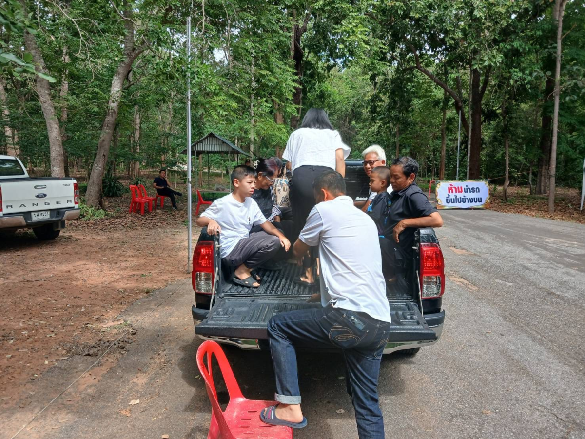อำนวยความสะดวกในการรับส่ง สำหรับผู้ที่เดินทางมาร่วมสักการะสรีระสังขารหลวงปู่สมบุญ ปริปุณฺณสีโล (หลวงปู่บุญ)
