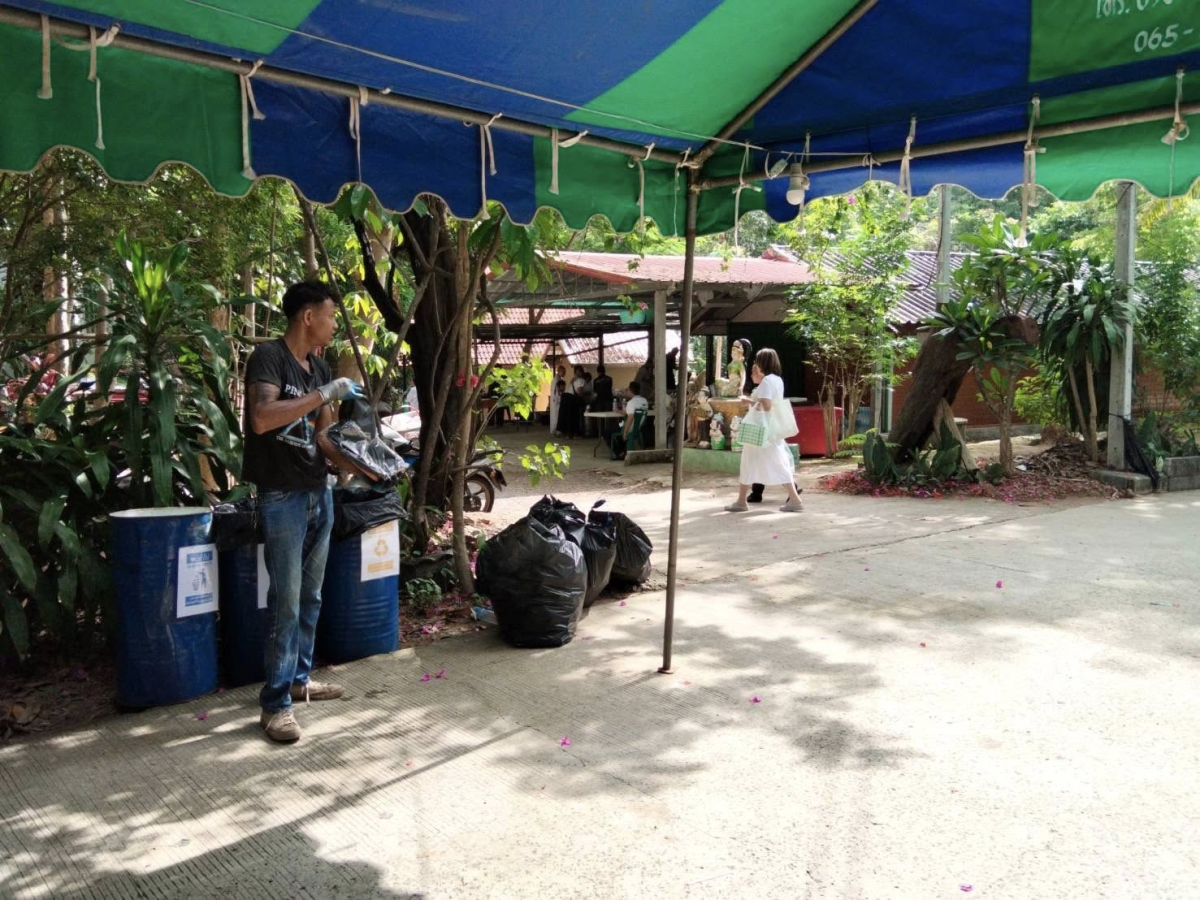 อำนวยความสะดวกในการจัดเก็บขยะมูลฝอยและขยะสิ่งปฏิกูลตามจุดพักขยะภายในพื้นที่วัด