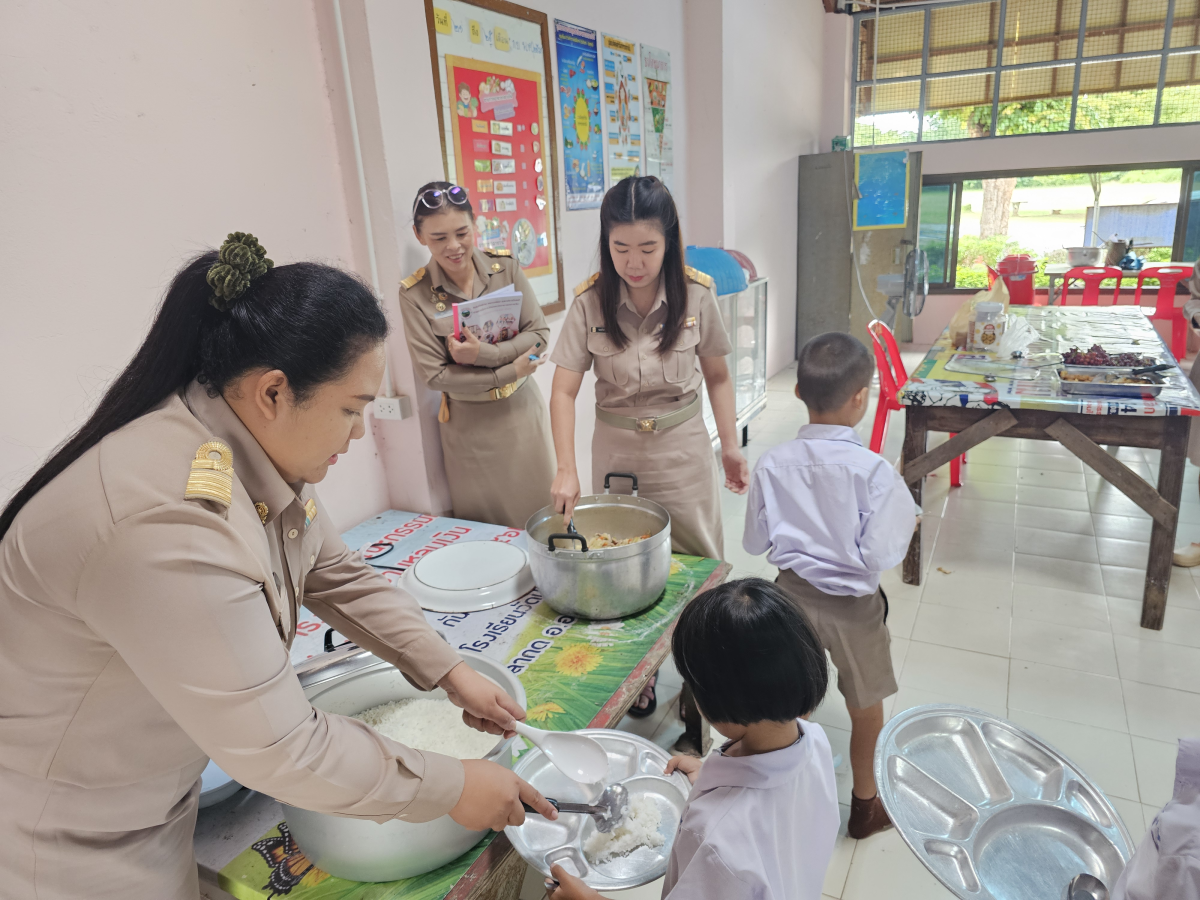 ตรวจสอบโครงการอาหารกลางวัน