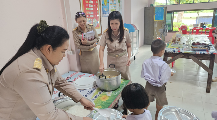 ตรวจสอบโครงการอาหารกลางวัน