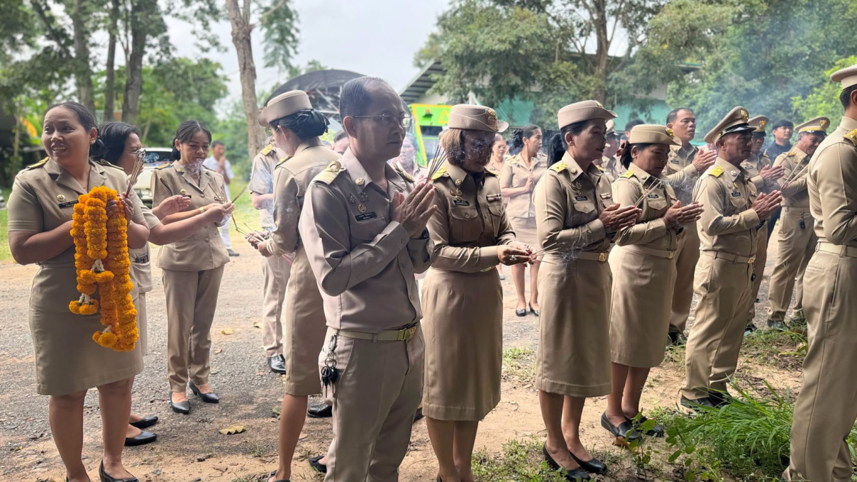 สักการะศาลพระภูมิเจ้าที่ และศาลตา ศาลยาย สิ่งศักดิ์สิทธิ์ประจำเทศบาลตำบลภูหลวง