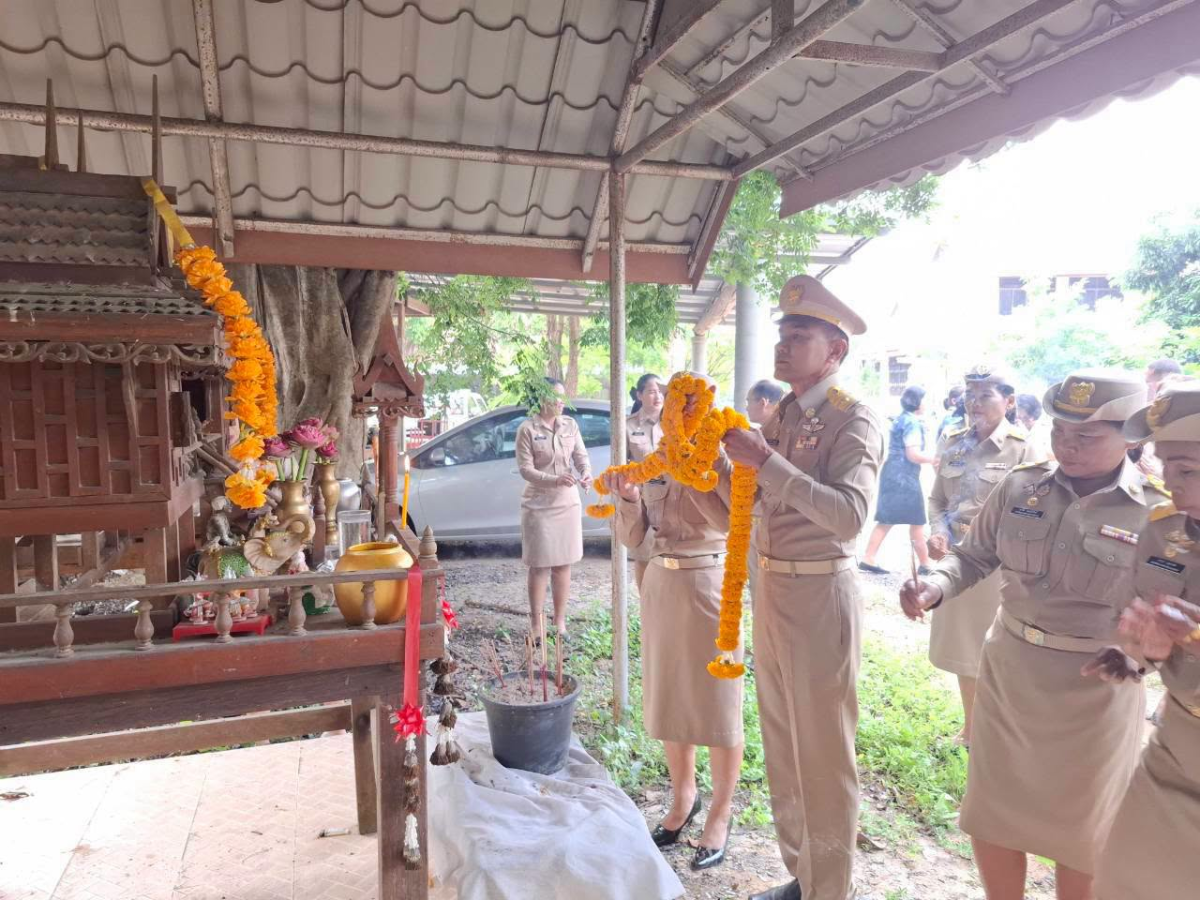 สักการะศาลพระภูมิเจ้าที่ และศาลตา ศาลยาย สิ่งศักดิ์สิทธิ์ประจำเทศบาลตำบลภูหลวง