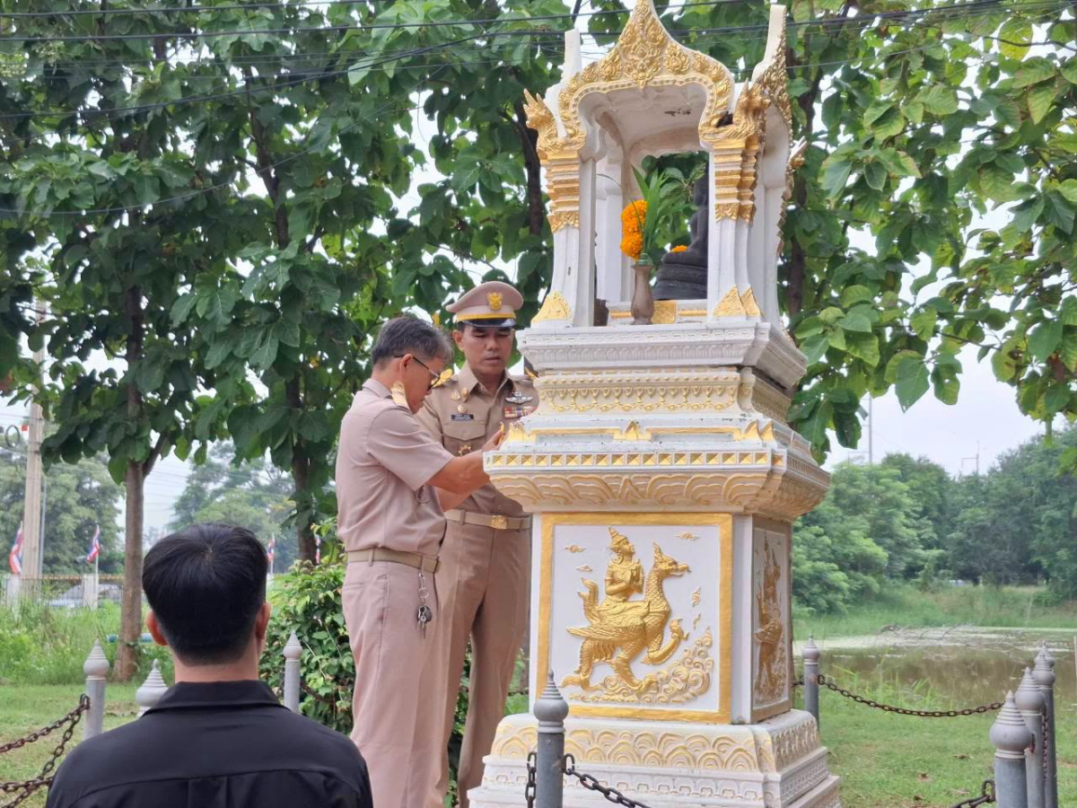 สักการะศาลพระภูมิเจ้าที่ และศาลตา ศาลยาย สิ่งศักดิ์สิทธิ์ประจำเทศบาลตำบลภูหลวง