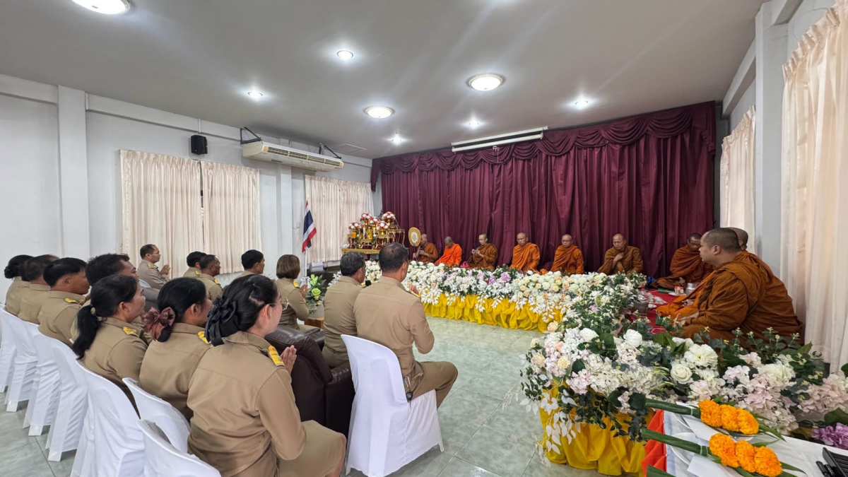 พิธีประดับอินธนูให้แก่พนักงานเทศบาลและพนักงานจ้างเทศบาลตำบลภูหลวง และทำบุญเลี้ยงพระเพลสำนักงานเทศบาลตำบลภูหลวง