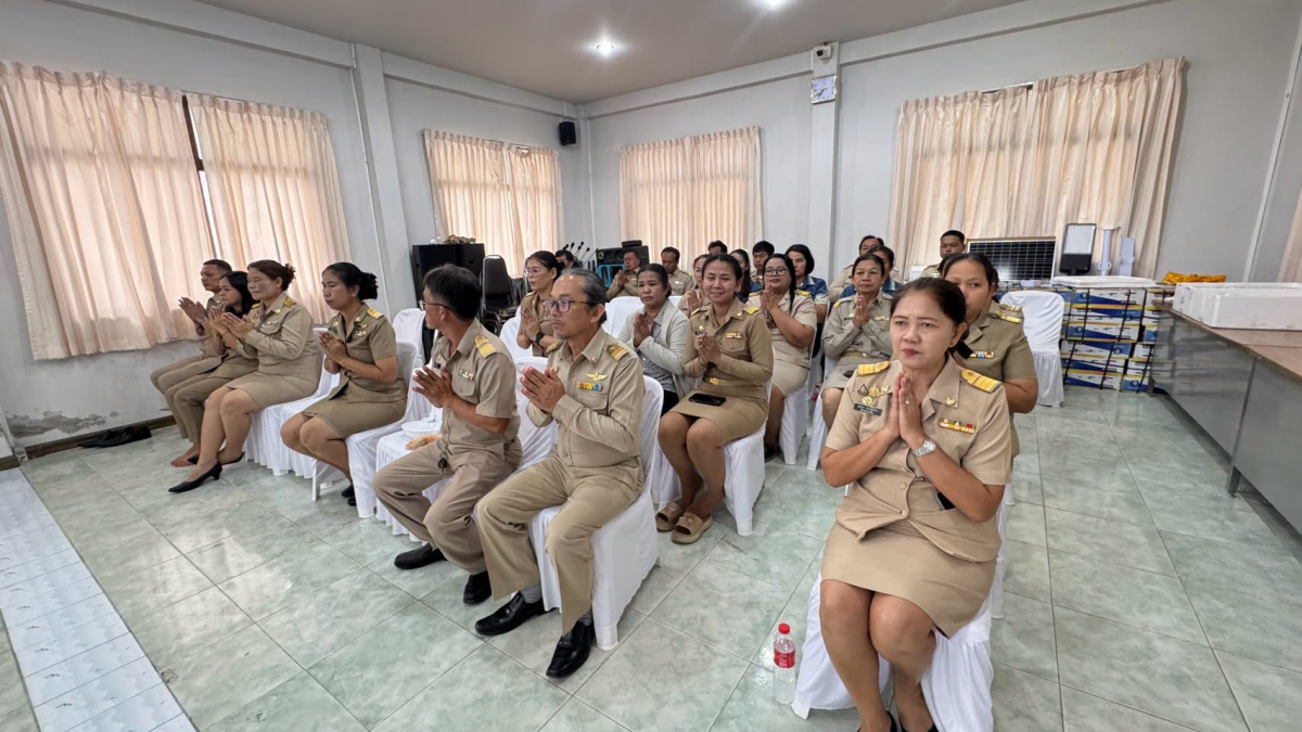 พิธีประดับอินธนูให้แก่พนักงานเทศบาลและพนักงานจ้างเทศบาลตำบลภูหลวง และทำบุญเลี้ยงพระเพลสำนักงานเทศบาลตำบลภูหลวง