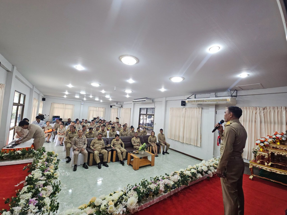 พิธีประดับอินธนูให้แก่พนักงานเทศบาลและพนักงานจ้างเทศบาลตำบลภูหลวง และทำบุญเลี้ยงพระเพลสำนักงานเทศบาลตำบลภูหลวง