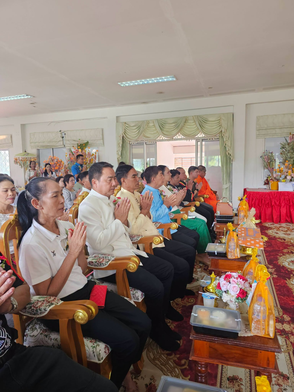 ร่วมพิธีทอดผ้าป่าสามัคคี เพื่อสมทบทุนในการก่อสร้างอาคารอเนกประสงค์