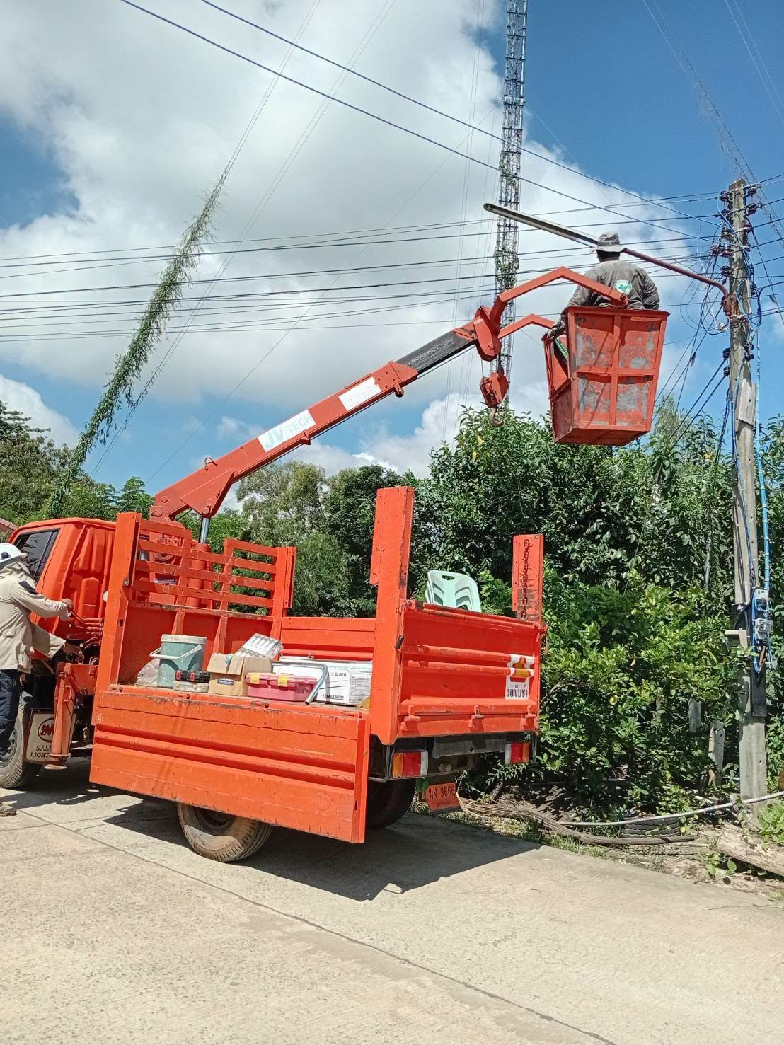 ลงพื้นที่ซ่อมแซมระบบไฟฟ้าส่องสว่างสาธารณะ