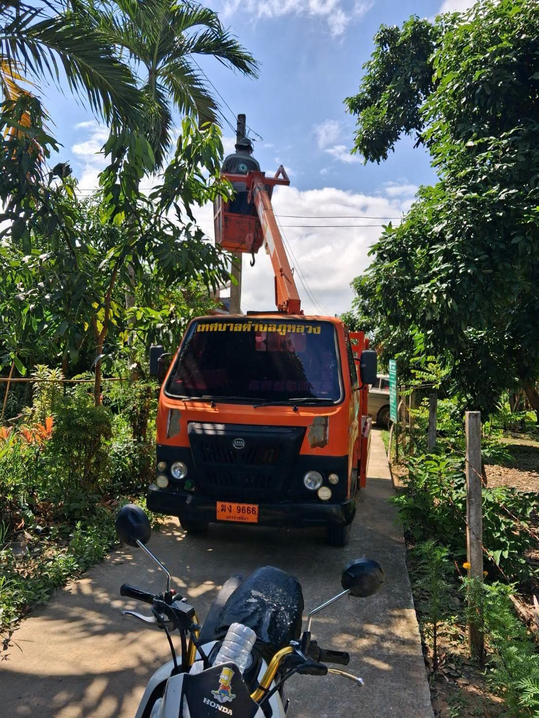 ลงพื้นที่ซ่อมแซมระบบไฟฟ้าส่องสว่างสาธารณะ